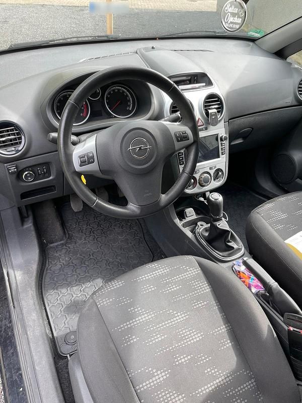 Second-hand Opel Corsa 83 CP (61 kW) 2011 Negru Hatchback