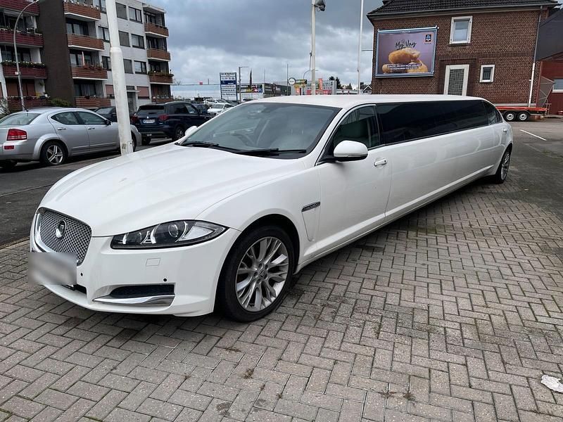 Weiß Gebraucht 2015 Jaguar XF Limousine | 19.950 € - Bild 1/4