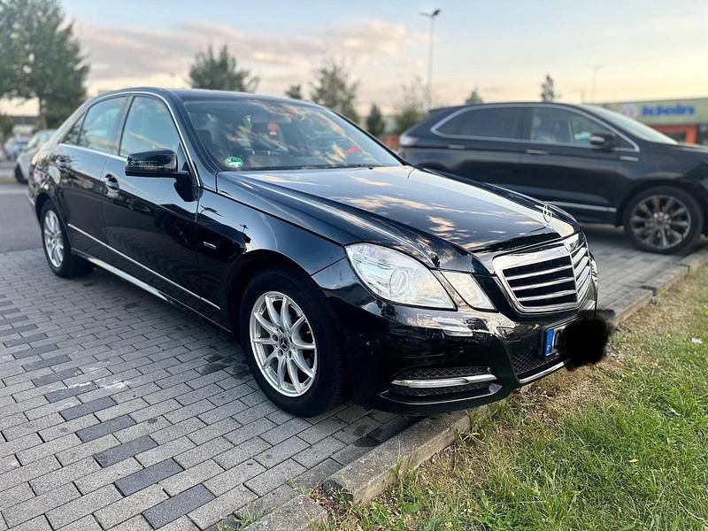 Schwarz Gebraucht 2011 Mercedes E220 Limousine | 8.500 € (Fairer Preis) - Bild 1/4