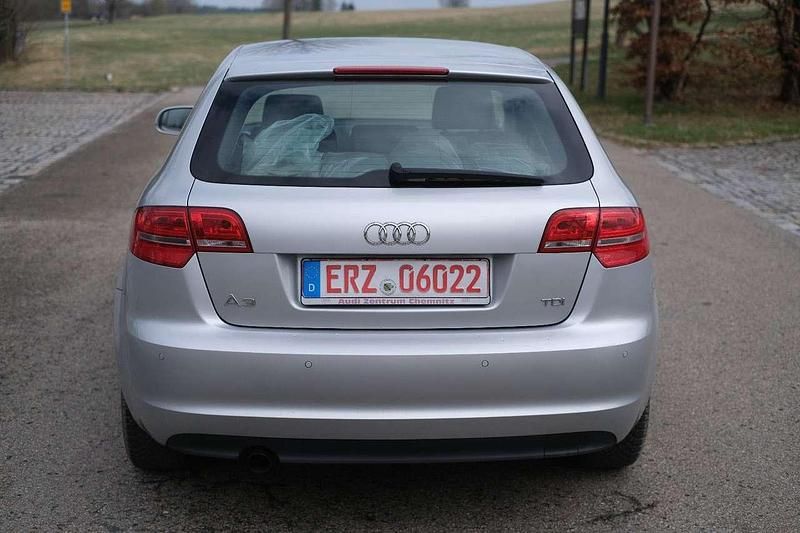 Gebraucht Audi A3 Attraction 140 PS (102 kW) 2012 Eissilber Kleinwagen