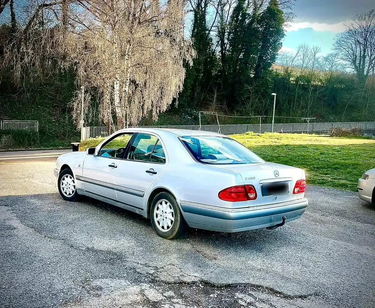 Używany Mercedes E200 136 KM (100 kW) 1999 Szary Sedan/Limuzyna