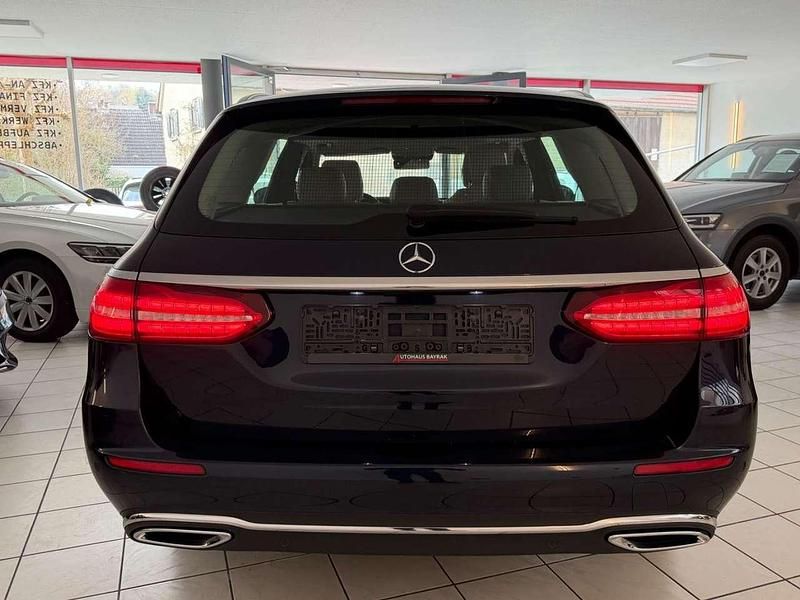 Gebraucht Mercedes E220 200 PS (147 kW) 2022 Blau Kombi