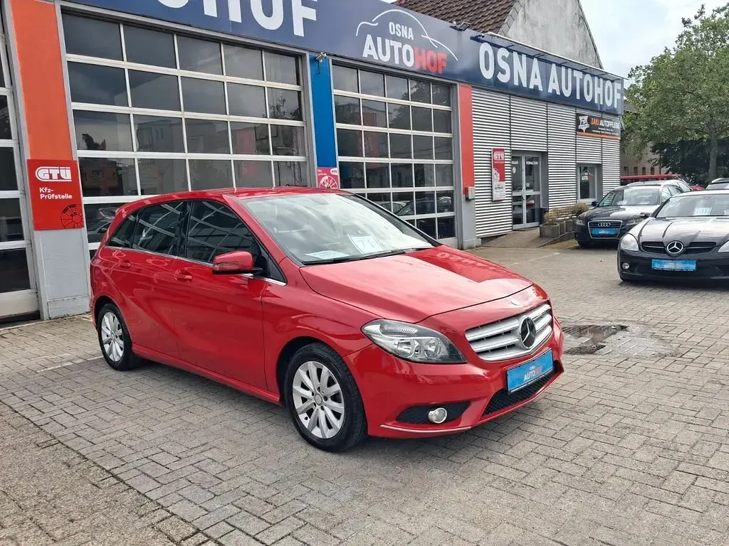 Gebraucht Mercedes B200 136 PS (100 kW) 2013 Rot Kleinwagen