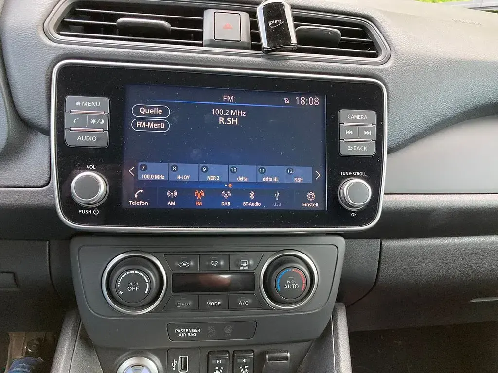 Gebraucht Nissan Leaf Acenta 110 kW (150 PS) 2022 Weiß Kleinwagen