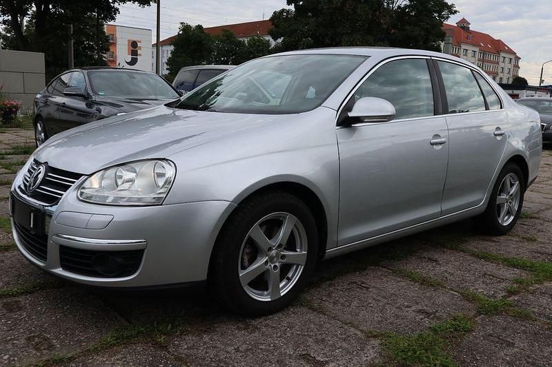 Silber Gebraucht 2008 VW Jetta Comfortline Limousine | 1.899 € (Superpreis) - Bild 1/4
