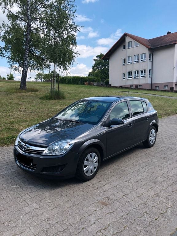 Grau Gebraucht 2009 Opel Astra Edition Limousine | 2.000 € (Superpreis) - Bild 1/4