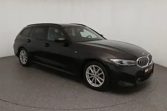 Gebraucht BMW 320 M Sport 190 PS (139 kW) 2025 Black sapphire Kombi
