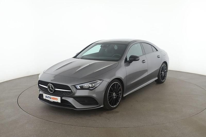 Grau Gebraucht 2022 Mercedes CLA200 AMG line Limousine | 37.230 € - Bild 1/3