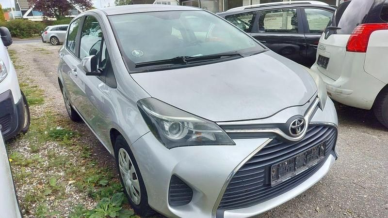 Grau Gebraucht 2015 Toyota Yaris Comfort Limousine | 3.625 € (Fairer Preis) - Bild 1/4
