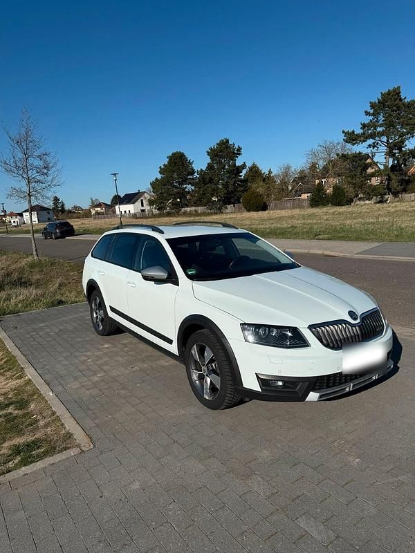 Gebraucht Skoda Octavia Scout 179 PS (131 kW) 2014 Weiß Kombi