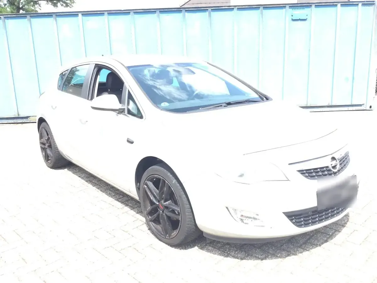 Gebraucht Opel Astra 140 PS (102 kW) 2010 Silber Kleinwagen
