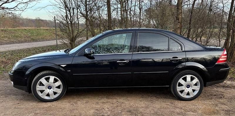 Schwarz Gebraucht 2003 Ford Mondeo Ghia Limousine | 2.850 € (Fairer Preis) - Bild 1/4