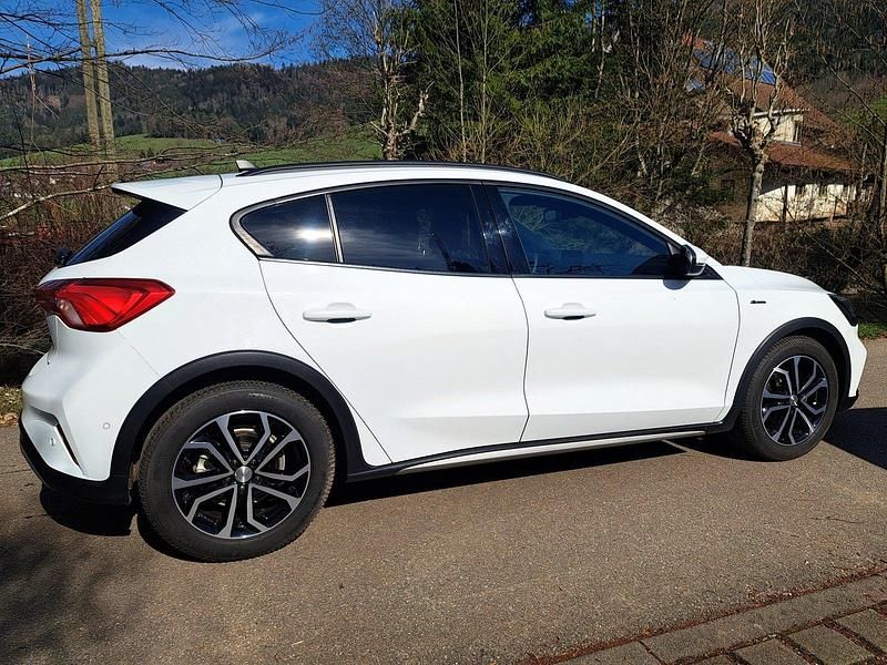 Gebraucht Ford Focus Active X 120 PS (88 kW) 2021 Weiß Limousine