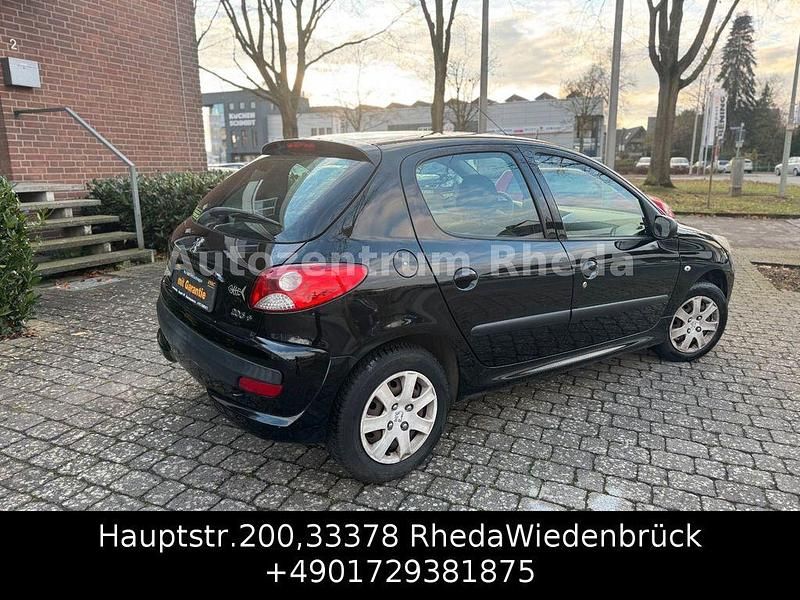 Gebraucht Peugeot 206+ Basis 73 PS (53 kW) 2012 Schwarz Kleinwagen
