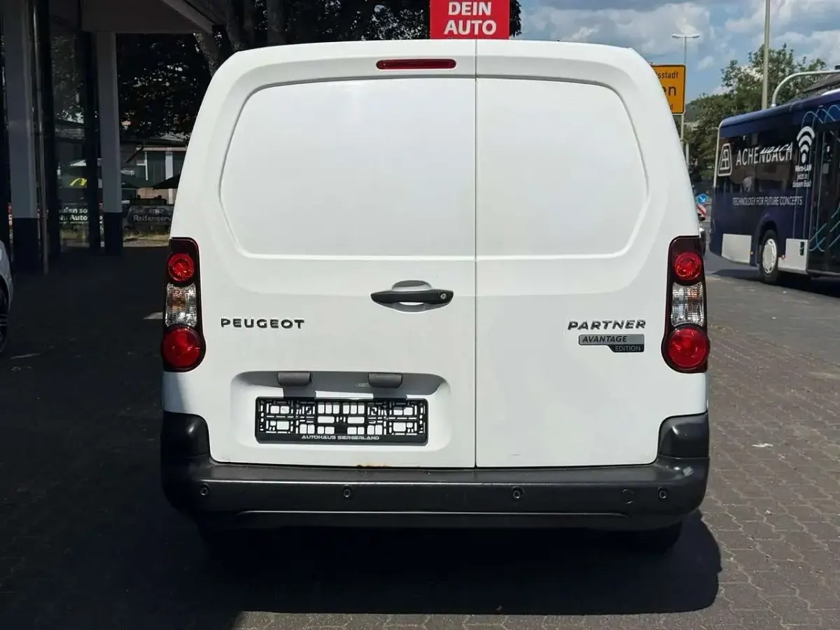 Gebraucht Peugeot Partner Premium 99 PS (72 kW) 2018 Lack weiss banquise/deckende l Van / Kleinbus