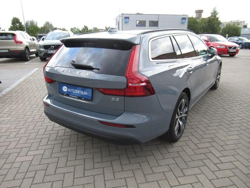 Gebraucht Volvo V60 Core 163 PS (119 kW) 2024 Thunder grey Kombi
