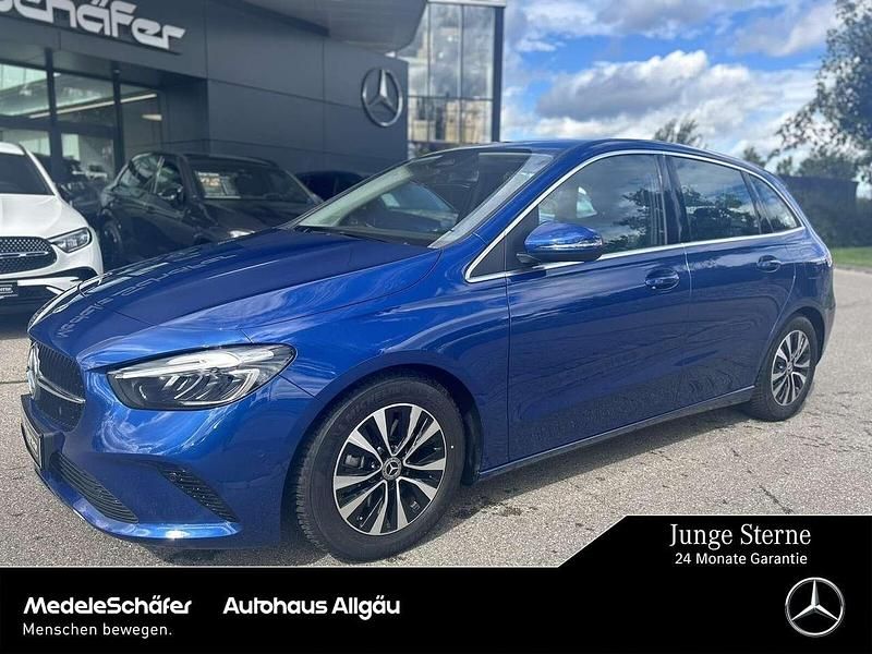 Lack spektralblau Gebraucht 2025 Mercedes B200 Progressive Van / Kleinbus | 34.980 € (Fairer Preis) - Bild 1/4