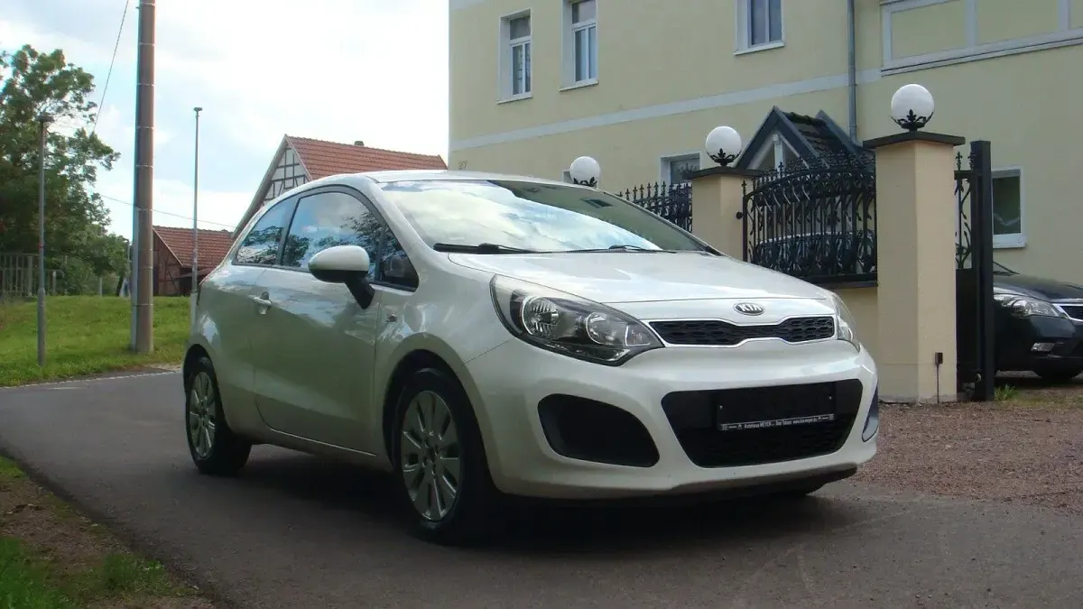 Gebraucht Kia Rio Attract 86 PS (63 kW) 2013 Weiß Limousine