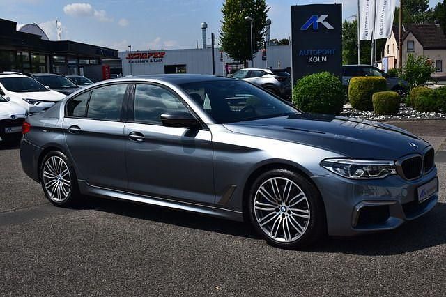 Grau (metallic) Gebraucht 2020 BMW M550 Shadowline Limousine | 28.790 € (Guter Preis) - Bild 1/4