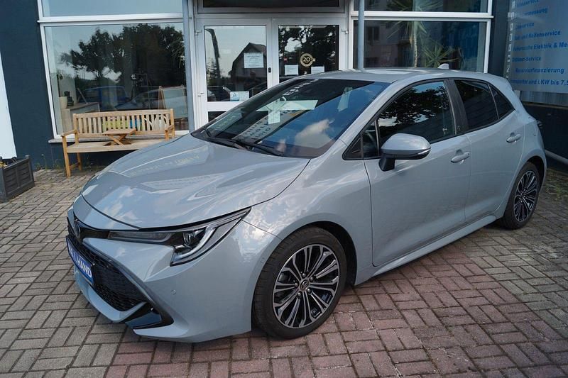 Grau Gebraucht 2022 Toyota Corolla Limousine | 24.490 € (Guter Preis) - Bild 1/4
