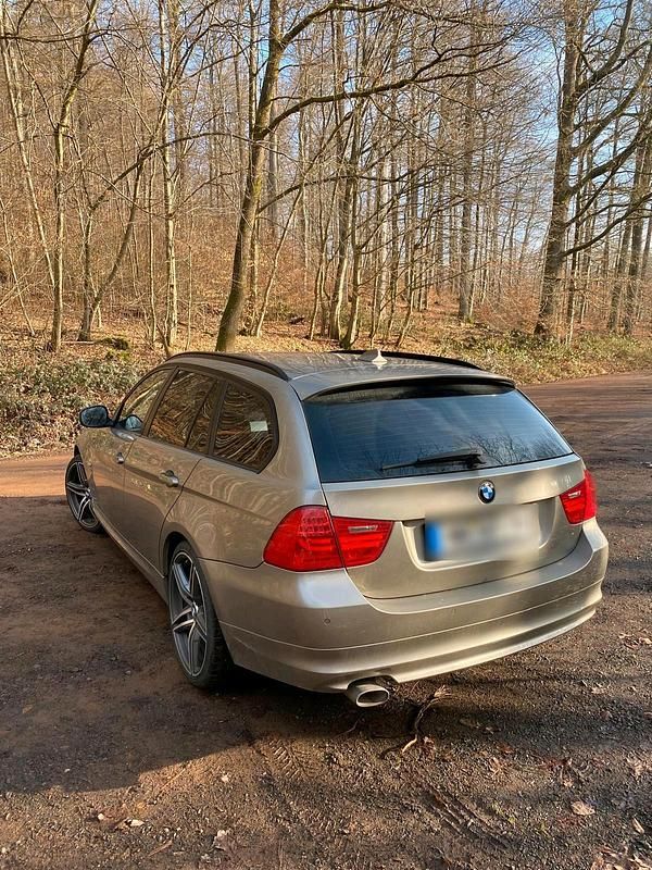 Gebraucht BMW 320 184 PS (135 kW) 2011 Gold Kombi