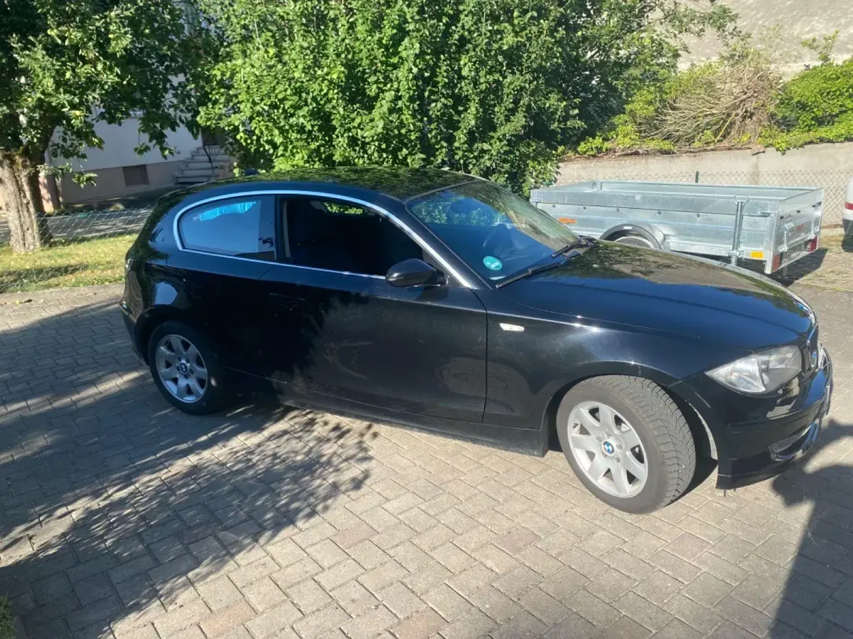 Gebraucht BMW 116 122 PS (89 kW) 2009 Schwarz Kleinwagen