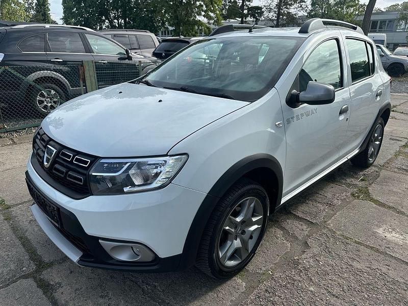 Weiß Gebraucht 2017 Dacia Sandero Stepway Ambiance Kleinwagen | 7.500 € (Fairer Preis) - Bild 1/4
