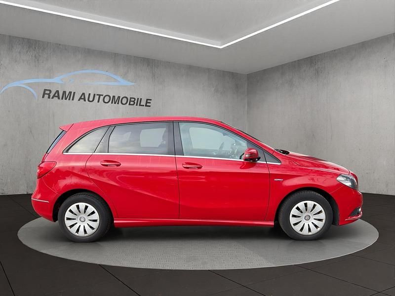 Gebraucht Mercedes B180 122 PS (89 kW) 2012 Rot Van / Kleinbus