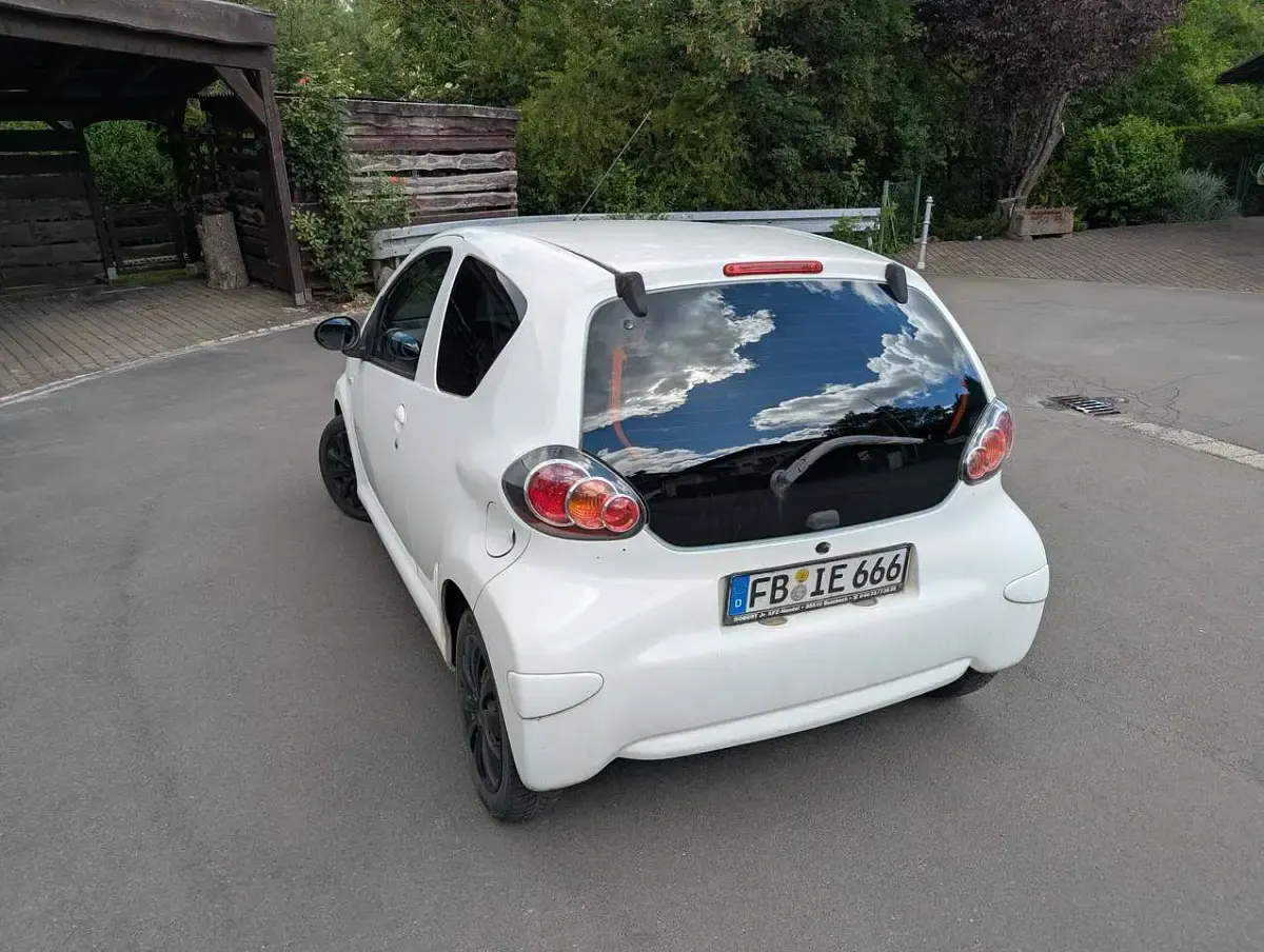 Gebraucht Toyota Aygo Edition 68 PS (50 kW) 2012 Weiß Kleinwagen
