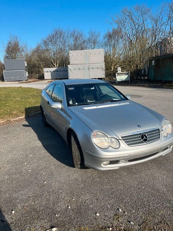 Grau Gebraucht 2004 Mercedes C220 Elegance Limousine | 1.000 € - Bild 1/4