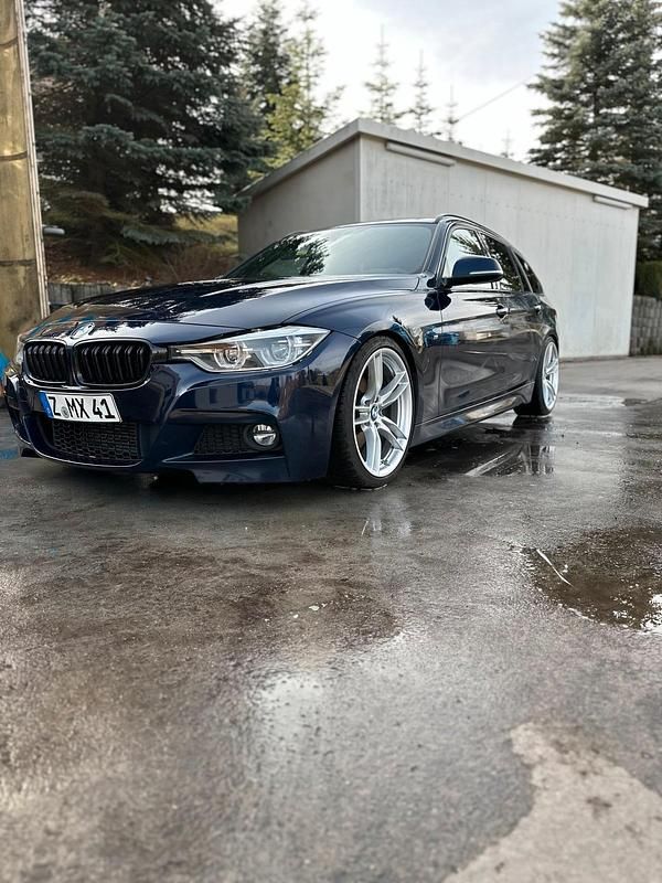 Blau Gebraucht 2016 BMW 330 M Sport Kombi | 22.500 € - Bild 1/3