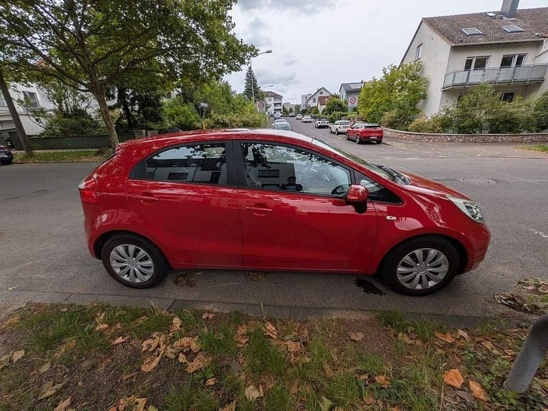 Rot Gebraucht 2011 Kia Rio Limousine | 3.800 € (Etwas zu teuer) - Bild 1/4