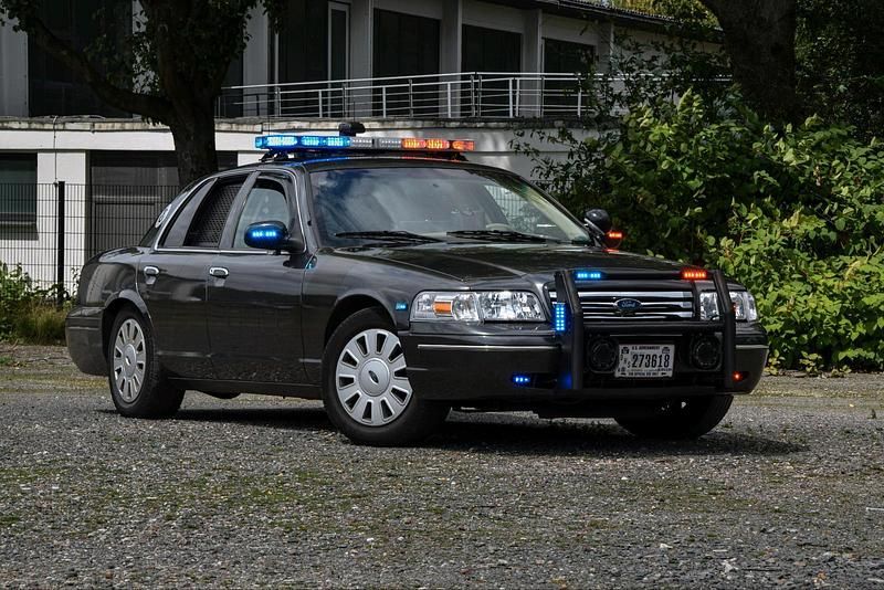 Grau Gebraucht 2009 Ford Crown Victoria Limousine | 11.000 € - Bild 1/4