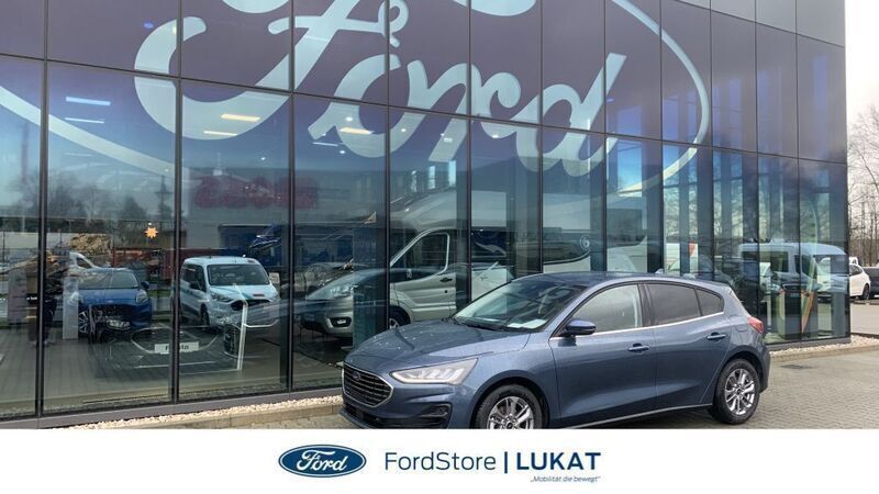 Chroma blau metallic Gebraucht 2024 Ford Focus Titanium Limousine | 27.900 € (Teuer) - Bild 1/4