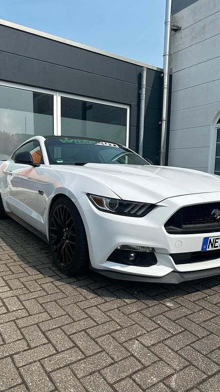Weiß Gebraucht 2017 Ford Mustang Coupé | 33.500 € (Fairer Preis) - Bild 1/4