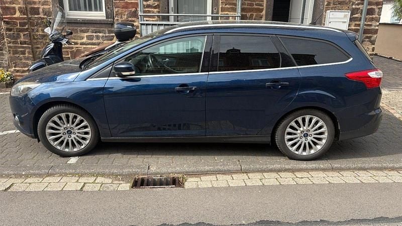 Gebraucht Ford Focus Titanium 182 PS (133 kW) 2012 Blau Kombi