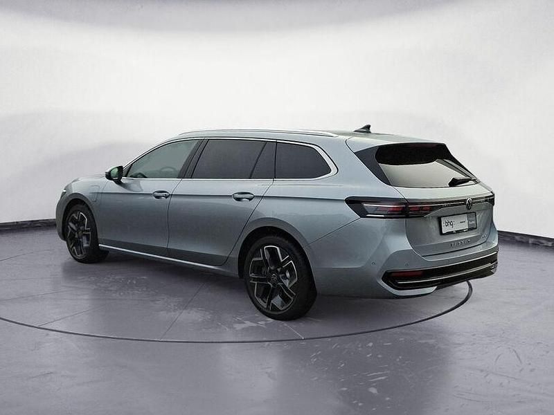 Gebraucht VW Passat Elegance 177 PS (130 kW) 2025 Oyster silver metallic Kombi