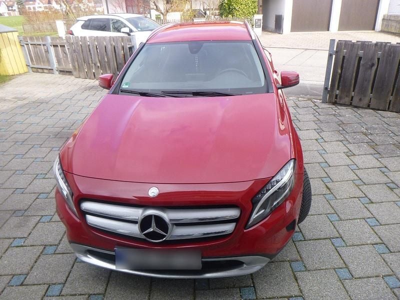 Gebraucht Mercedes GLA200 156 PS (114 kW) 2016 Rot SUV
