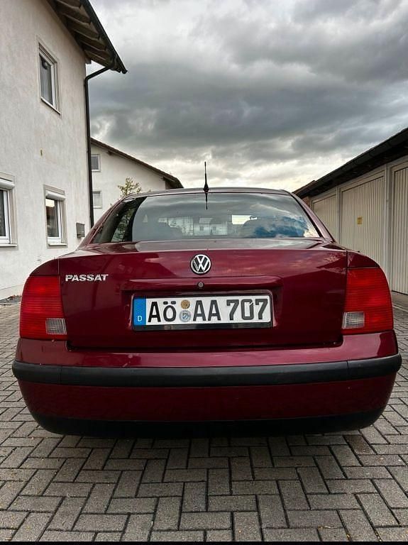 Używany VW Passat Basis 101 KM (74 kW) 1997 Czerwony Sedan/Limuzyna