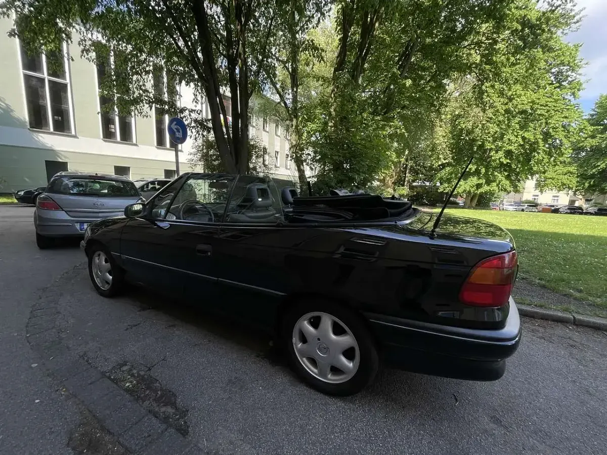 Gebraucht Opel Astra Cabriolet Edition 75 PS (55 kW) 1996 Schwarz Cabrio