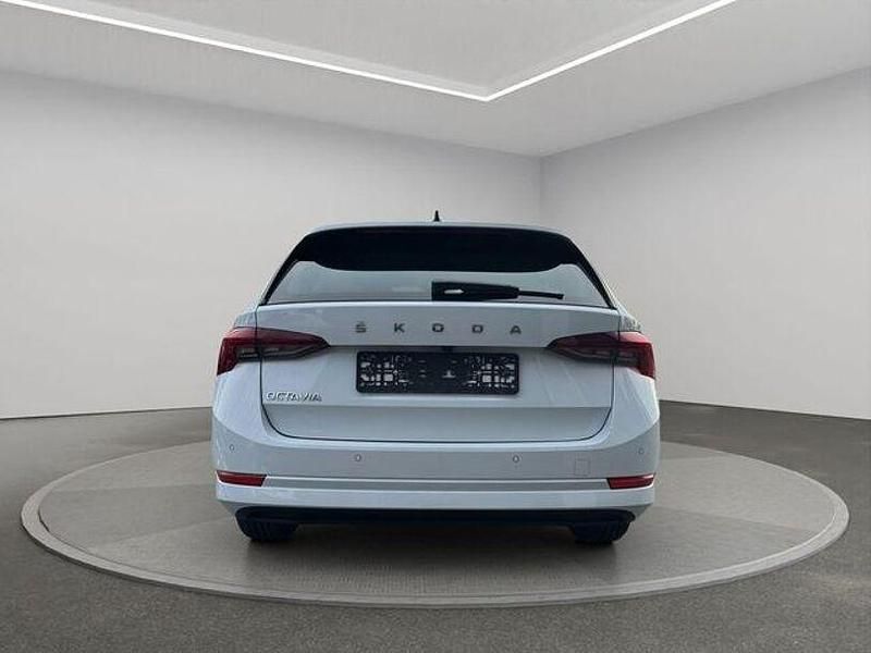 Gebraucht Skoda Octavia 150 PS (110 kW) 2024 Moonweissmet. Kombi