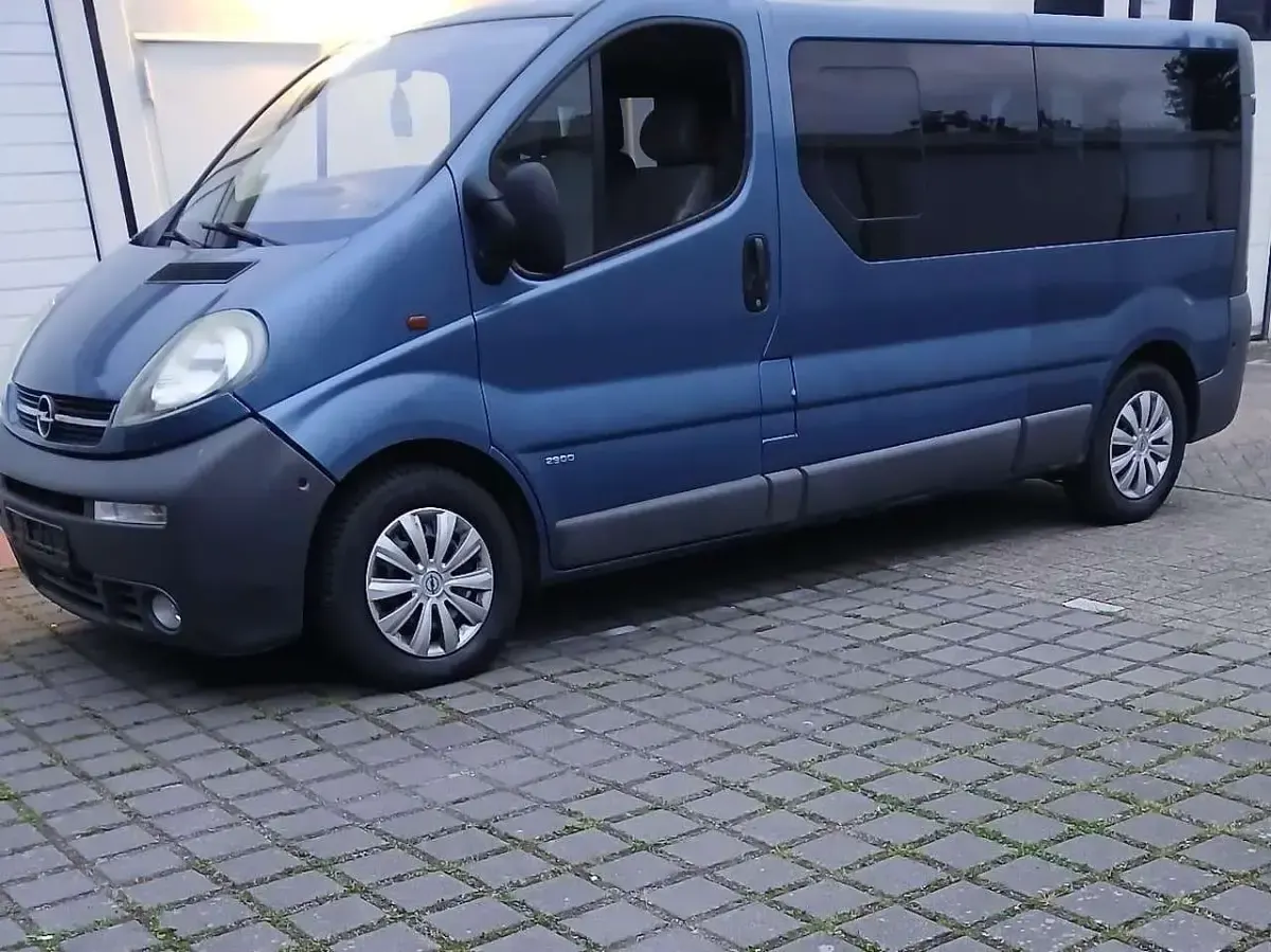 Gebraucht Opel Vivaro 135 PS (99 kW) 2005 Panorama blau (mi2) Van / Kleinbus