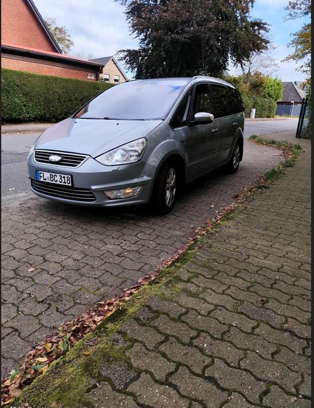 Silber Gebraucht 2010 Ford Galaxy Titanium Van / Kleinbus | 5.300 € (Fairer Preis) - Bild 1/4