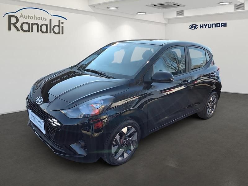 Met (schwarz Gebraucht 2024 Hyundai i10 Trend Kleinwagen | 16.490 € (Superpreis) - Bild 1/4