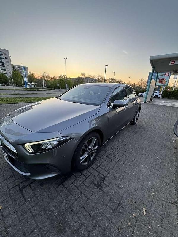 Gebraucht Mercedes A180 116 PS (85 kW) 2019 Limousine