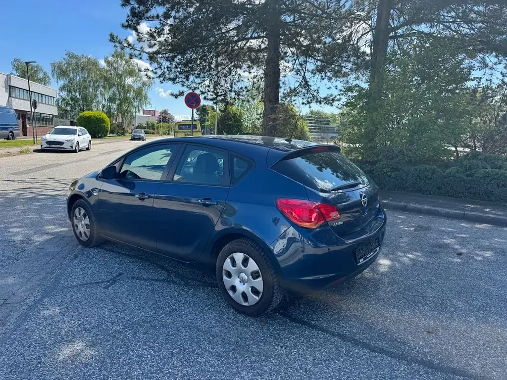 Używany Opel Astra Edition 101 KM (74 kW) 2012 Niebieski Sedan/Limuzyna