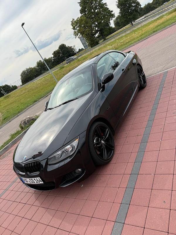 Schwarz Gebraucht 2013 BMW 330 Cabriolet Comfort Edition Cabrio | 14.800 € (Fairer Preis) - Bild 1/4