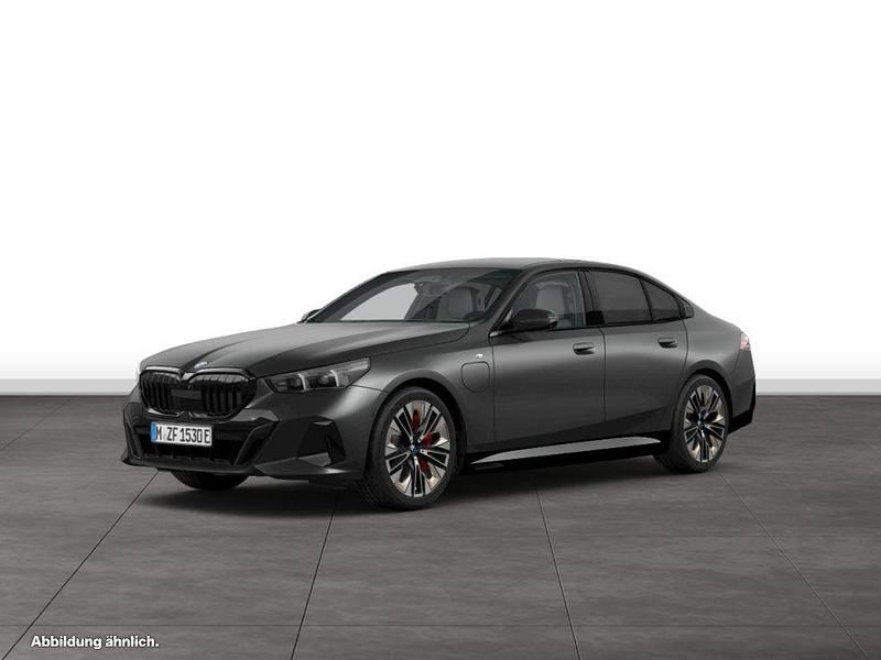 Bmw individual frozen deep grey metallic Gebraucht 2024 BMW 550e Comfort Edition Limousine | 86.404 € (Etwas zu teuer) - Bild 1/4