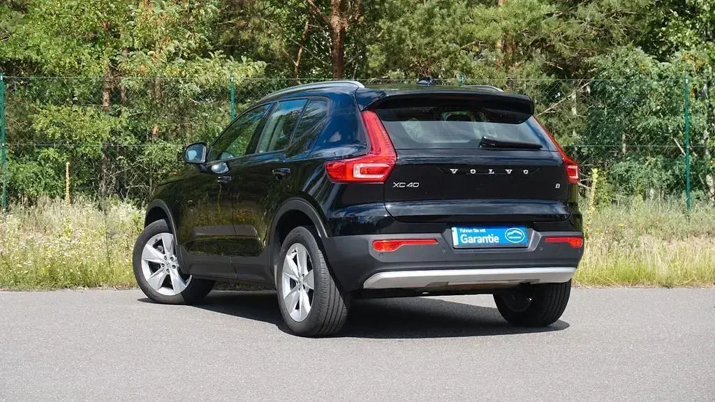 Gebraucht Volvo XC40 Core 163 PS (119 kW) 2023 Schwarz SUV