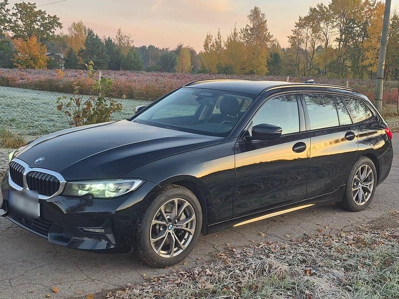 Schwarz Gebraucht 2020 BMW 330 Sport Line Kombi | 22.900 € (Superpreis) - Bild 1/4